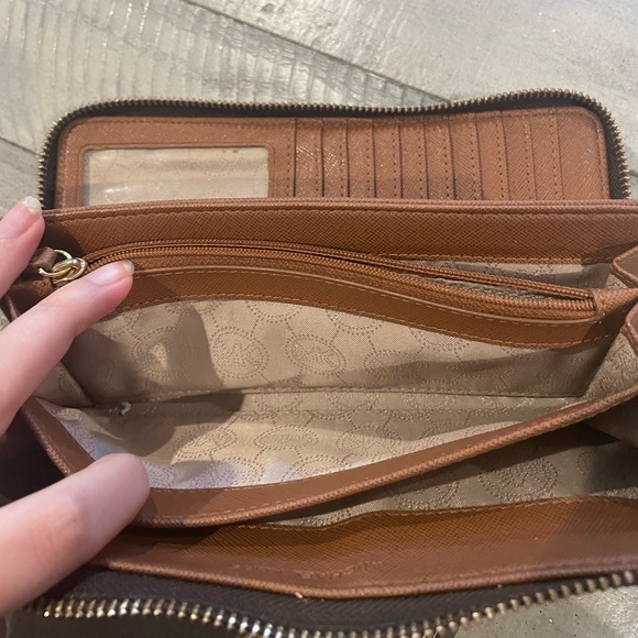 Michael Kors Brown monogram wallet - Picture 8 of 11